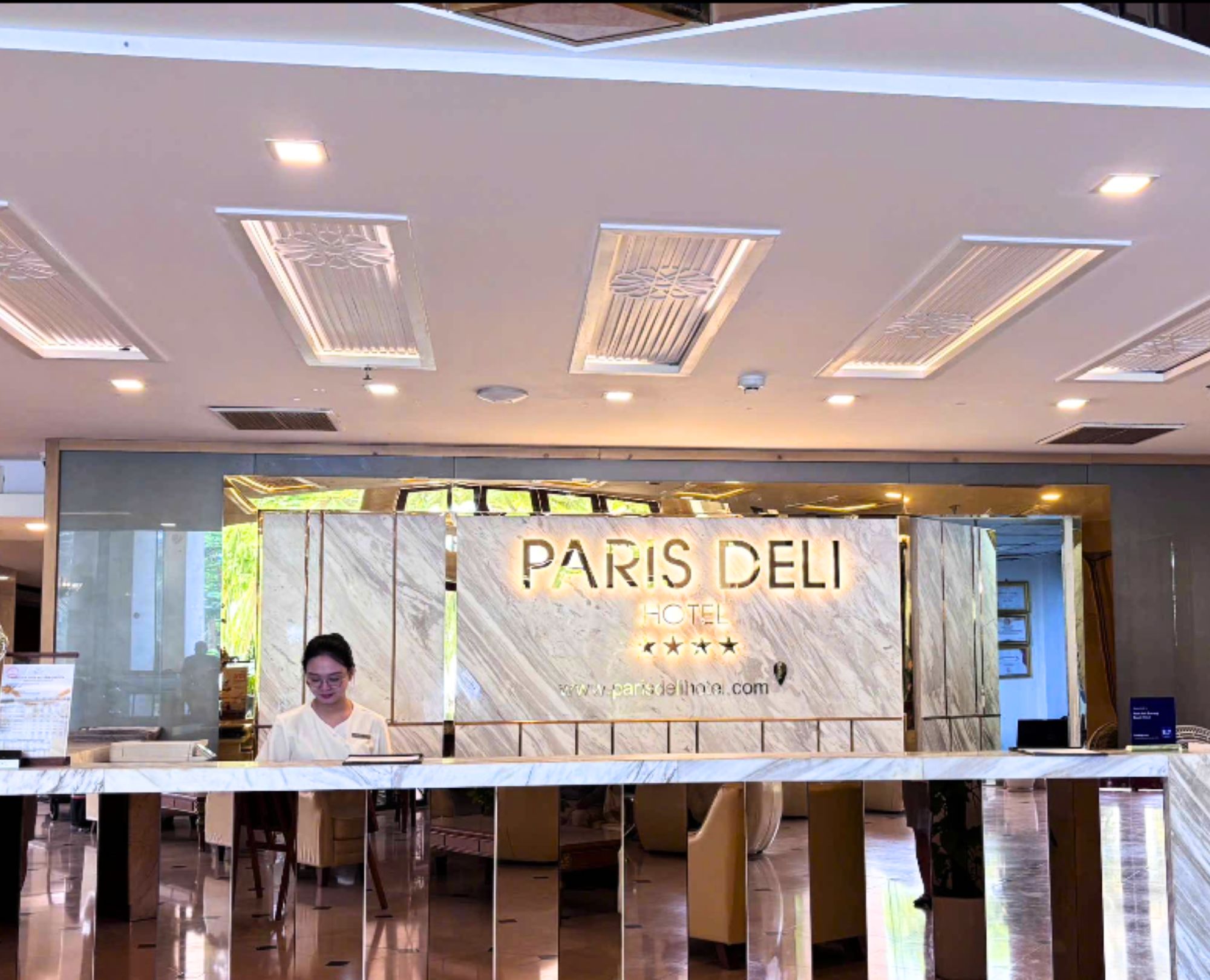 Paris Deli is located in the lobby of a hotel of the same name