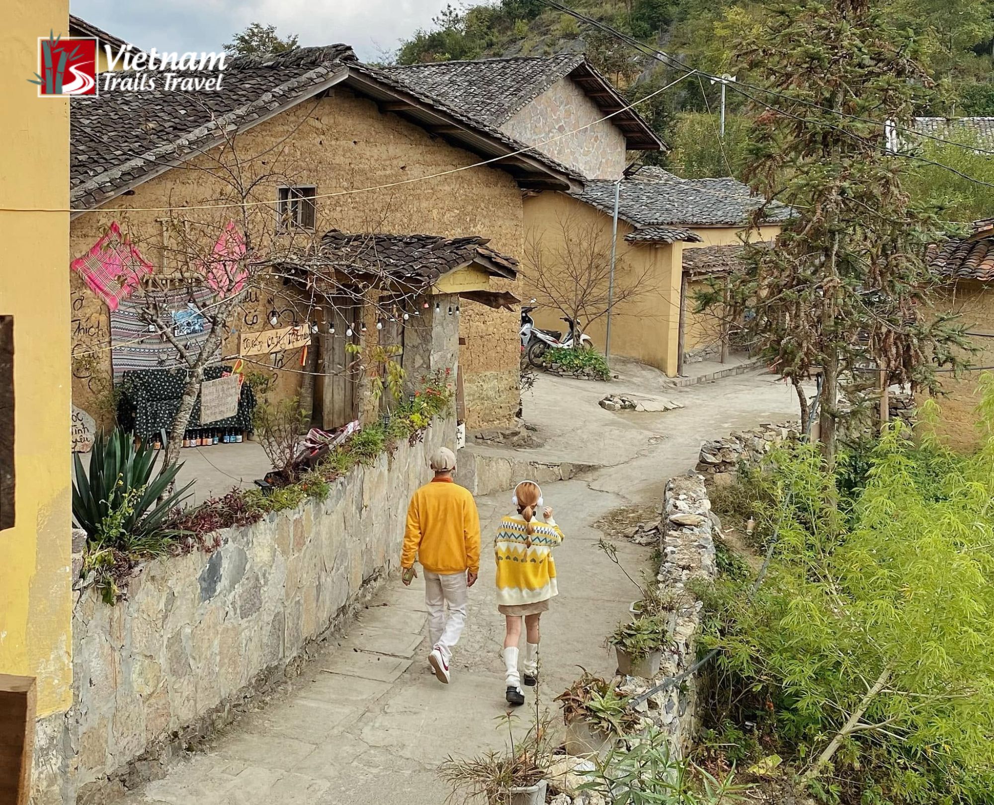 A slow walk through the hamlet lanes of a small Sung La village surrounded by steep forested mountains